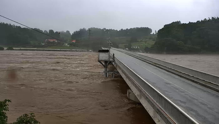 밤사이 폭우 쏟아진 충북...괴산군 “괴산댐 물 넘쳐 하류 주민 대피 중”