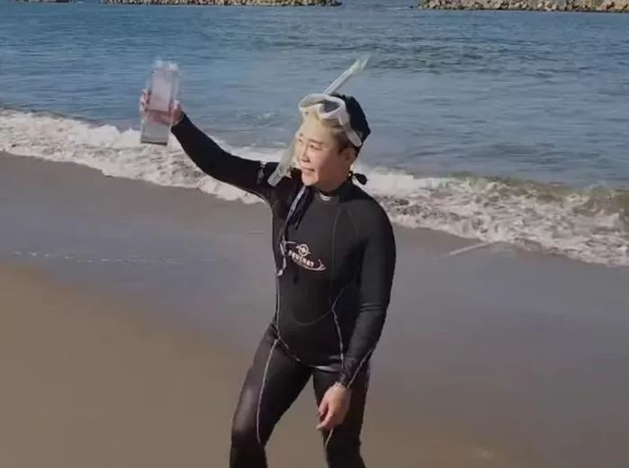 일본 후쿠시마 가서 바닷물 떠온 가수 리아, 알고 보니 ‘촛불연대’ 대표였다