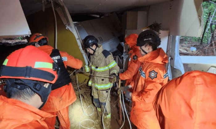 ‘폭우’에 주택 매몰...안방서 자다 심정지 상태로 발견된 60대 여성 끝내 숨져