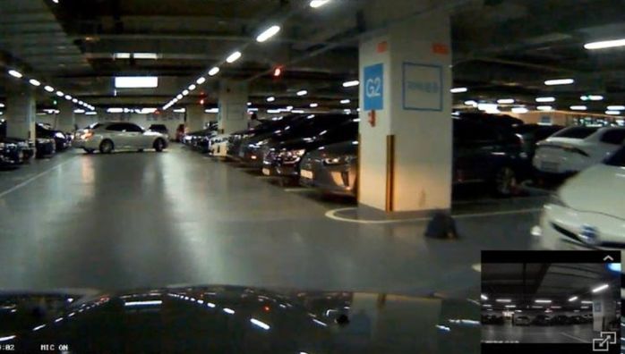 주차장 빈자리에 가방 ‘휙’ 던져놓고 자리 선점한 50대 여성