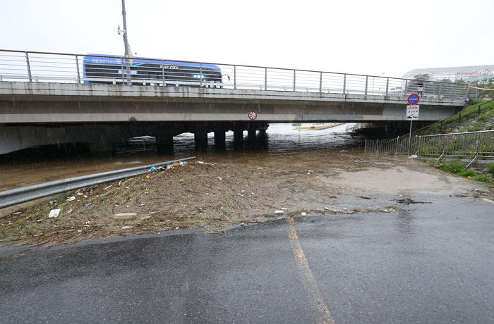 청주 한 지하차도 ‘폭우’로 침수돼 차 10여대 고립...50대 여성 숨진 채 발견