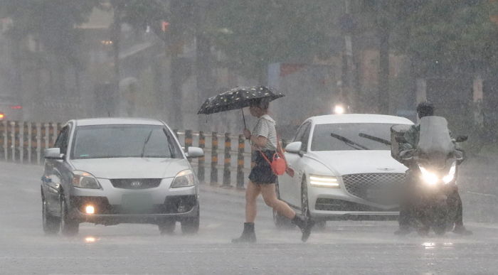 “폭우 때문에 ‘회사 셔틀’ 타고도 1분 지각했는데, ‘반반차’ 쓰라네요”