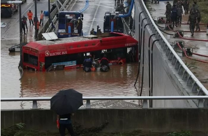 “침수 직전 모래로 임시제방, 장비 동원 무시해”...오송 지하차도 참사 ‘예견된 사고’였다