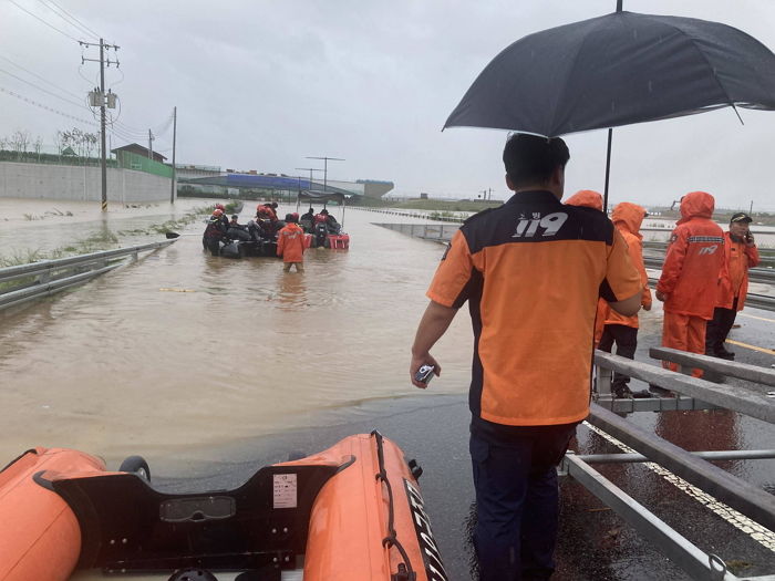 물 차오르자 차 지붕으로 탈출하려 했던 오송지하차도 희생자, 결혼한 지 2달 된 ‘새신랑’이었다