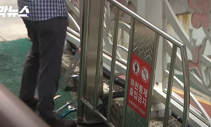 “5억원 들여 설치했는데”...몰래 하천 산책하는 시민들 때문에 고장난 ‘자동 차단문’ (영상)