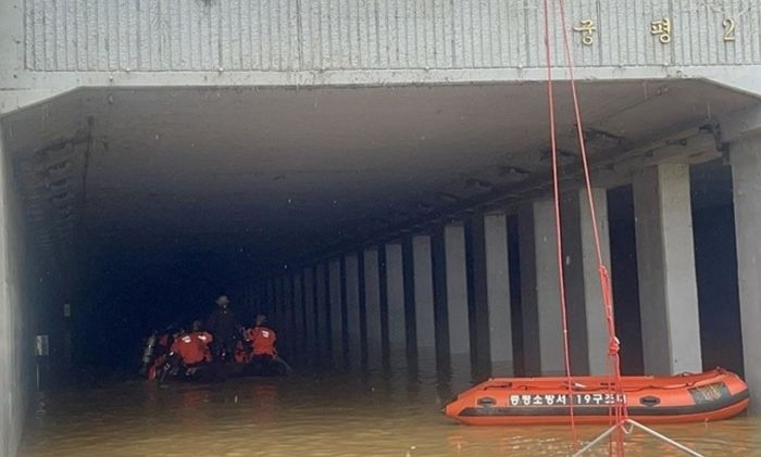 “친구 같은 선생님이었는데”...오송 지하차도 침수로 숨진 초등교사 빈소에 학생 조문 이어져
