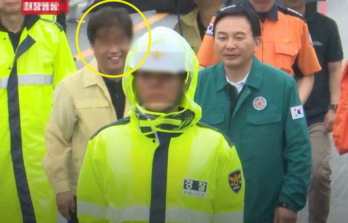 오송 지하차도 참사 현장서 웃은 공무원..“소름 끼쳐 vs 순간 캡처일 뿐”