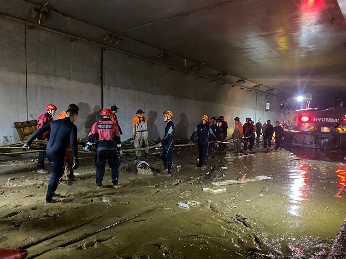 “발목까지 푹 빠져”... 물·진흙 범벅돼 수색 난항 겪고 있는 오송 지하차도 참사 현장