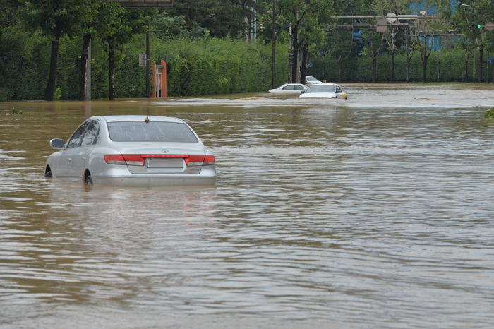폭우에 침수됐을 때 물 차오르는 자동차에서 탈출하는 ‘생존법’