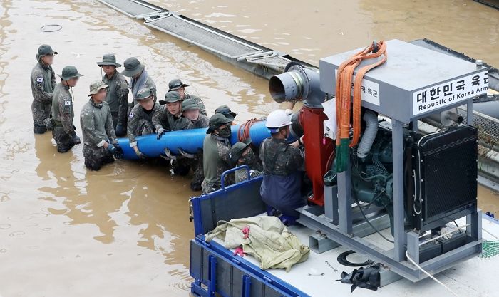 전국 곳곳에 ‘폭우’ 쏟아져 물난리 나자...군인 2500명이 나섰다