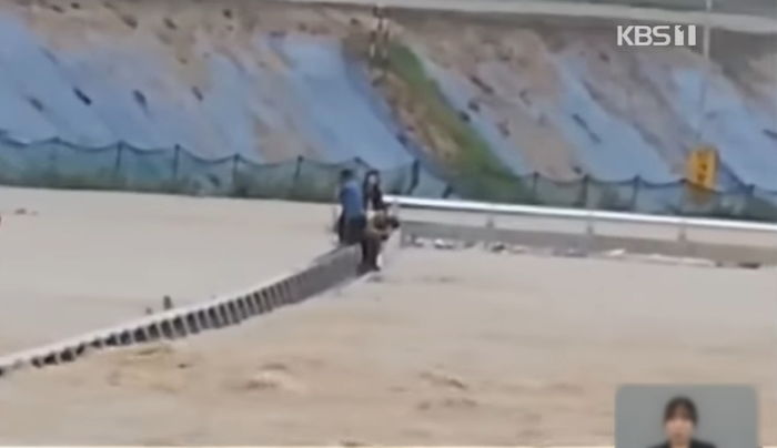 “차량 역주행·난간에 매달려 겨우 살았다”...생존자들이 공개한 침수 당시 상황 (영상)