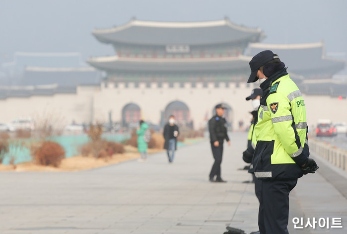경찰, 이태원 참사 유가족들이 추모공간 설치 요구한 광화문에 기동대 투입