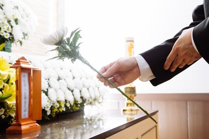 서울시가 ‘서울광장 분향소’ 자진철거 요구하자 공문 찢어버리며 반발한 이태원 참사 유족들