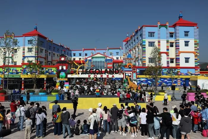 “우리 들어갈 수 있을까?”...어린이날인 오늘(5일) 개장한 ‘레고랜드’ 대기줄