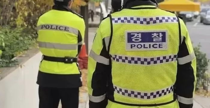 “옷 벗고 돌아다니는 여자 있다” 신고받고 출동한 경찰... 집에 가보니 시신이