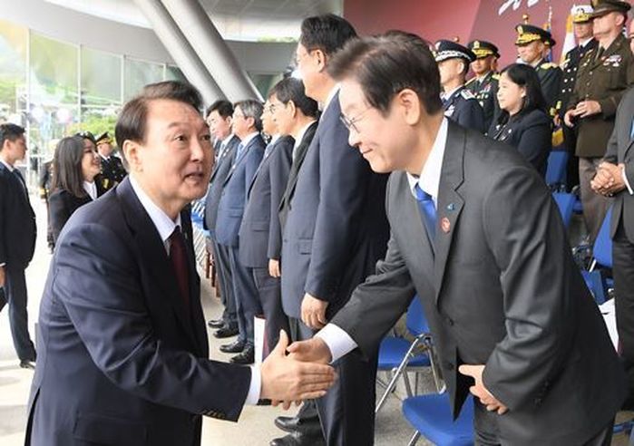 尹 대통령·이재명, 취임 후 첫 만남서 웃으며 악수...두 사람이 나눈 대화는요