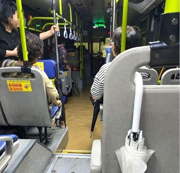 버스에서 못 빠져나온 70대 엄마가 ‘오송 지하차도’ 사고 직전 아들과 나눈 ‘마지막 통화’