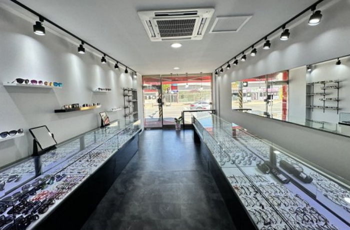 장사 안돼서 매장 옮겨 새로 인테리어 했는데 폭우로 ‘침수’돼 2번 운 안경점 사장님