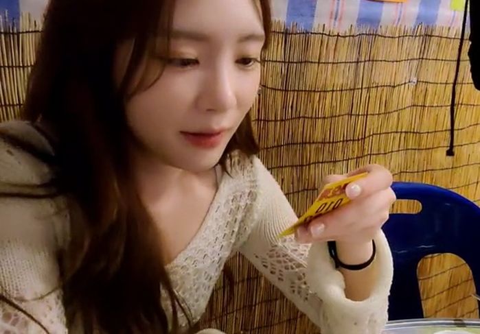 술집서 ‘호빠 선수’ 명함에 친구가 급호기심 발동하자 확 낚아채 빼앗은 여성 (+영상)