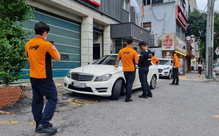 소방서 입구에 떡 하니 ‘길막 주차’한 벤츠녀...직원들이 따지자 내놓은 황당 변명