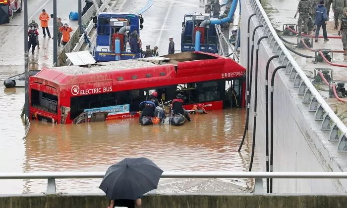 오송 747번 버스기사, ‘허위 악플’로 모욕당해...“승객 탈출 도운 의인인데”