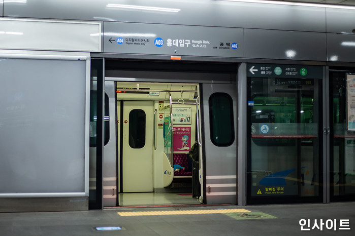 “대학에서 배운대로 해”...지하철서 쓰러진 승객 살린 새내기 간호사