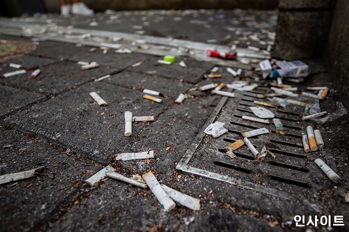 “여자도 패요”...집앞에서 담배 피우고 꽁초 버리는 이웃에 분노한 주민이 남긴 경고문