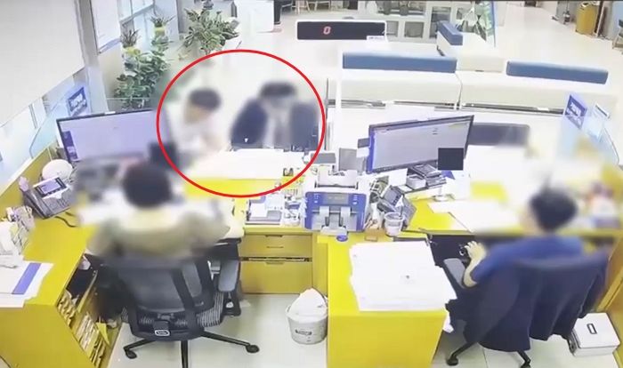 은행에서 ‘100억 수표’ 손에 넣자마자 그대로 튀어버린 ‘수표 빌런’ (+영상)