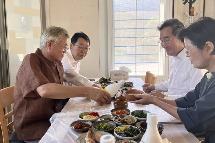 문 전 대통령 사장님 된다...8.5억에 매입한 평산마을 이웃집, 오는 3월 오픈