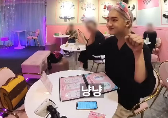 “주문할 때 ‘냥냥’ 소리 필수”...서교동에 생긴 한국판 메이드카페 가면 받는 대접 (영상)