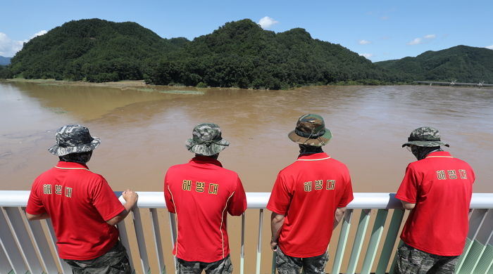 “구명조끼 왜 안입혔냐...살인 아니냐” 급류에 실종된 해병대원, 엄마는 통곡했다