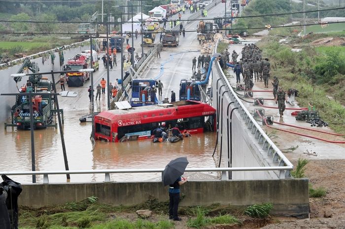 “도로 잠겼으니 우회해라”...‘오송 참사’ 747버스기사가 숨지기 전 동료에게 한 마지막 전화