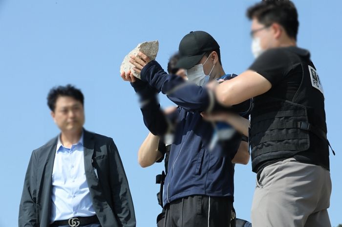 “여기서 돌 던졌다”...인천 앞바다에 아내 빠뜨려 살해한 남편의 ‘현장검증’ 모습