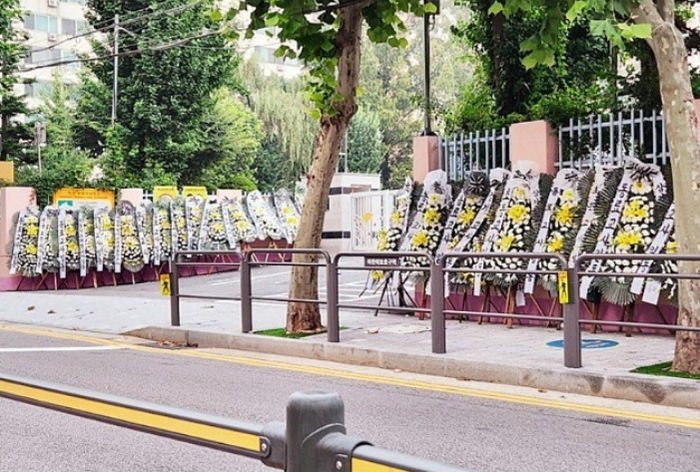 ‘교사 극단 선택’ 소식에 추모 화환 가득 쌓인 현재 서초구 초등학교 앞 근황