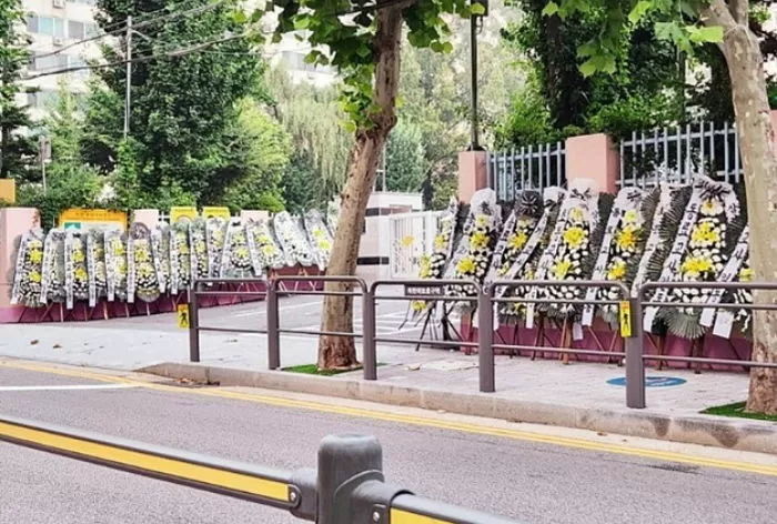 “학교서 극단 선택한 초임 교사, 학부모 ‘4명’한테 시달렸다”