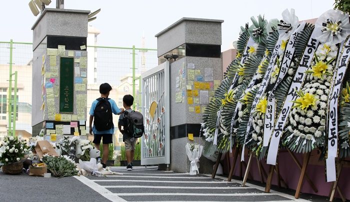 서이초 교장 “숨진 교사, 학폭 담당 아냐...특정 정치인도 관련 없어”