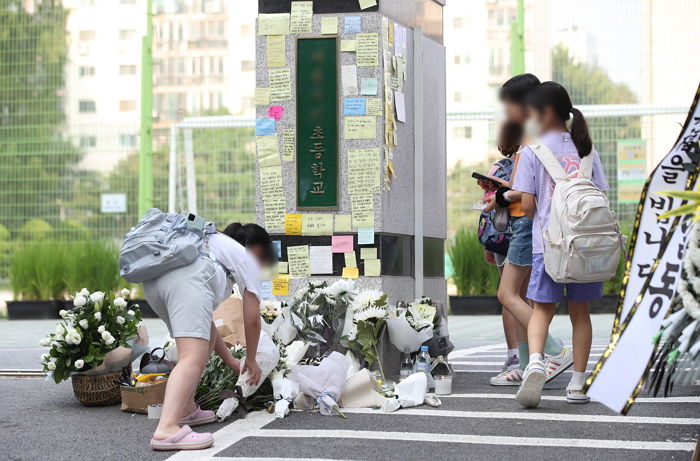 “선생님, 하늘에서는 편히 쉬세요”...아이들도 ‘극단선택 초등교사’ 추모 물결