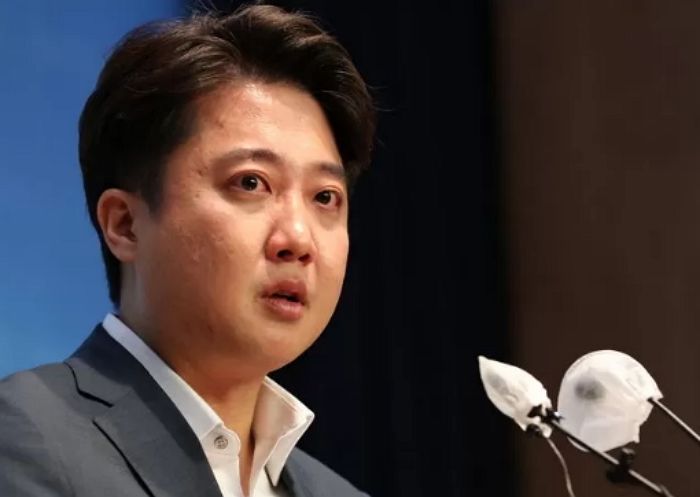 文 대통령이 등 ‘툭’ 치자 돌아서서 90도 폴더인사한 이준석 (영상)