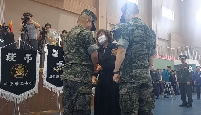 순직한 채수근 상병 어머니, 해병대 사령관 손 붙잡고 오열 (+현장 영상)