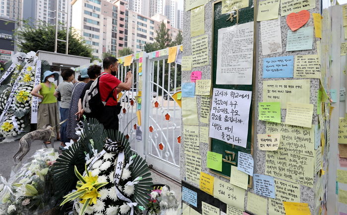 ‘검은 리본’ 올리지 말라는 학부모 문자 폭로했던 교사의 충격 근황