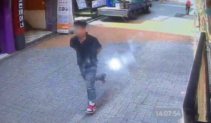 뒤돌아 오더니 갑자기 칼을...‘신림역 칼부림’ 가해 남성, 범행 이후 뒷짐 지고 걸어 다녀