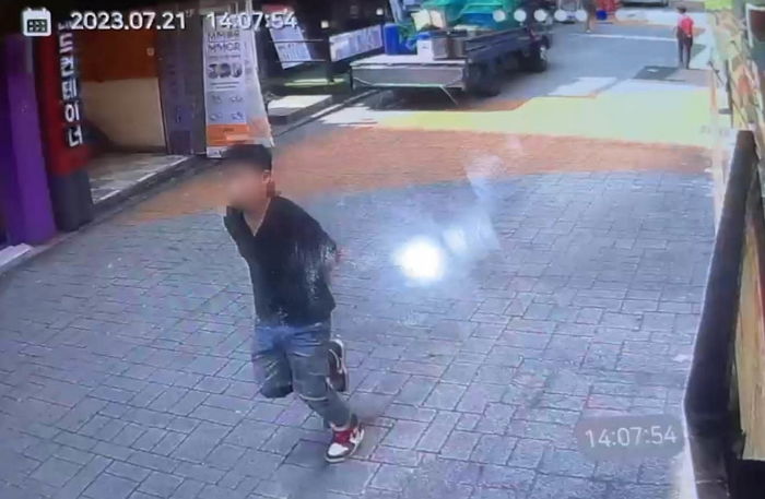 “여고생들 벌벌 떨면서 가게 안으로 들어와 30분간 울어”...끔찍한 신림동 칼부림 현장