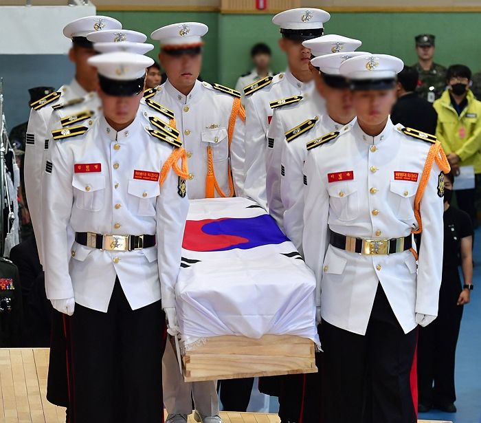 故 채수근 상병 장례식장서 아들 동료 끌어안고 펑펑 운 어머니는 끝내 관 위로 쓰러졌다