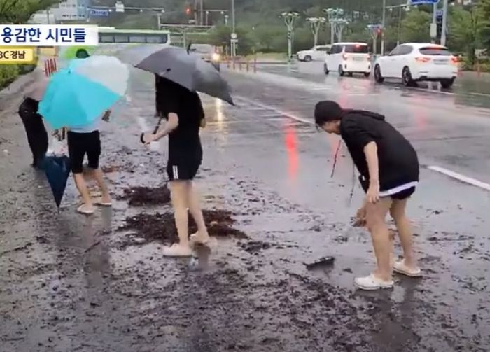 폭우로 도로 잠기자 비 맞으며 직접 막힌 배수로 뚫어 더 큰 피해 막은 여중생들