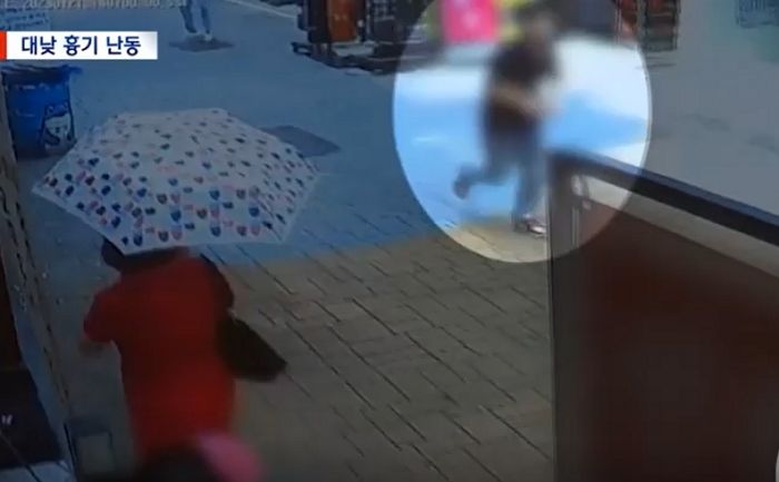 “할머니와 아이는 지나쳐”...신림역 칼부림남 성인 남성만 범행 대상으로 노렸다 (CCTV 영상)