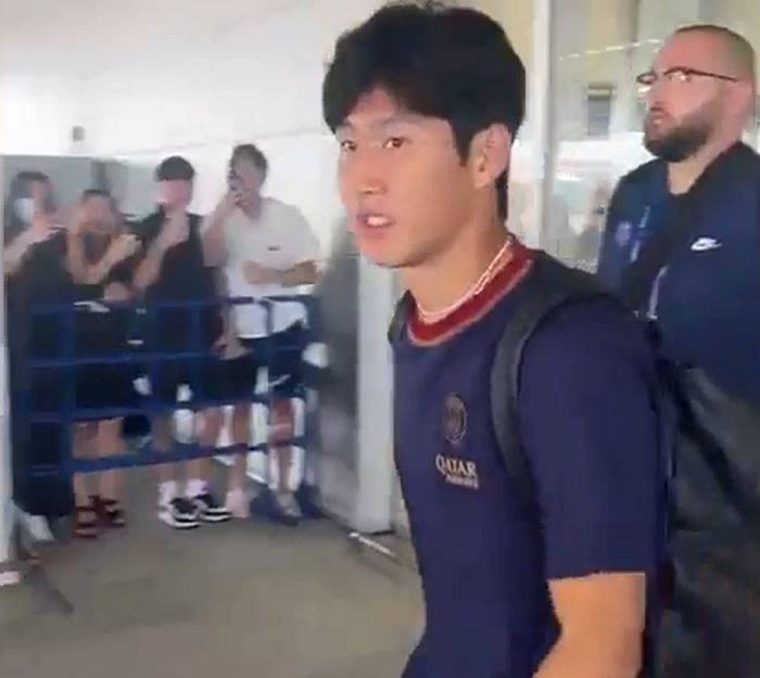 일본 도착해 공항 나오자마자 ‘팬’ 발견하고 모두 사인해준 이강인 (+영상)