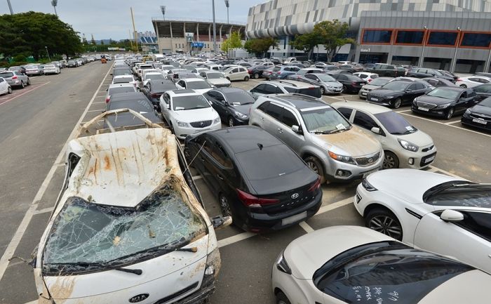 “주차장 침수돼 차 길옆에 꺼내놨더니 ‘주차 위반 딱지’가 붙어있었습니다”