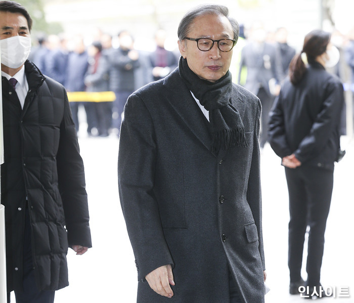 ‘형 집행정지’ 이명박 전 대통령 퇴원...논현동 자택 귀가