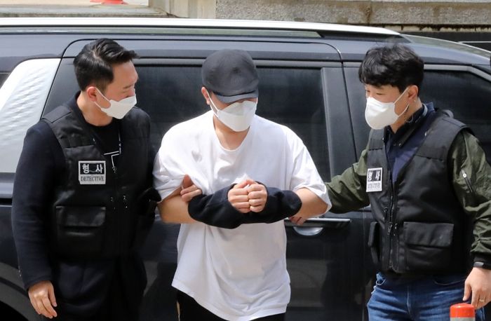 흰 티에 삼선슬리퍼 신고 구속심사 출석한 ‘614억 횡령’ 우리은행 직원