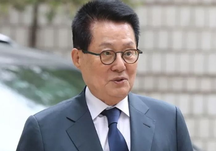 박지원 “김건희 ‘팔 흔들흔들’...하도 뭐라 하니 주눅든 듯”